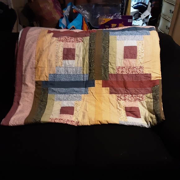 The quilt is a full size and features a vibrant multicolor design - Picture 8 of 8